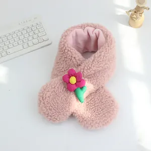 Detailaufnahme eines rosa Plüschschals für Mädchen mit handgefertigter 3D-Blumenverzierung