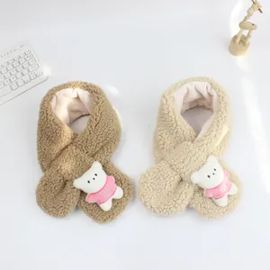 Détail d'écharpes en peluche marron et beige avec ornements d'oursons en relief