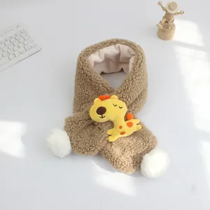 Dettaglio sciarpa in lana di agnello con giraffa 3D e morbidi pompon bianchi