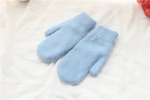 Detailansicht der hellblauen Strickfäustlinge mit weicher Textur und gerippten Bündchen