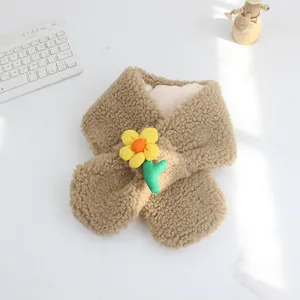 Nahaufnahme eines flauschigen braunen Winterschals mit einer süßen Blumendekoration