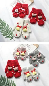 Dettaglio guanti natalizi spessi a maglia per bambini con motivi Babbo Natale e renne