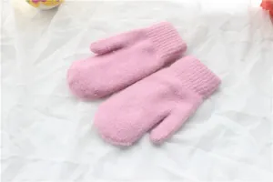Detailaufnahme der rosa Strickfäustlinge mit Kaninchenfellstruktur und Rippbündchen