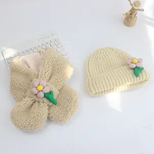 Flachbild von cremefarbener Strickmütze und Plüschschal-Set mit 3D-Blumen für Mädchen
