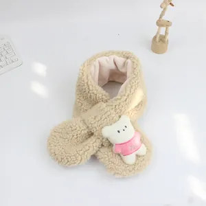 Détail d'une écharpe en peluche beige pour enfants avec mignon petit ours brodé