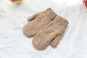 Detaillierte Strickstruktur hellbrauner Fäustlinge mit geripptem Bündchen für den Winter