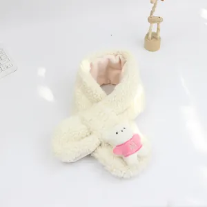 Détail d'une écharpe en peluche crème avec un ours 3D en pull rose et une broderie M mignonne