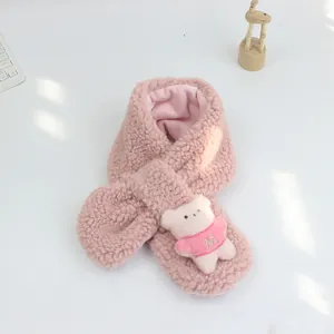 Détail de l'écharpe rose en peluche avec ours en 3D, broderie M et texture douce et chaude