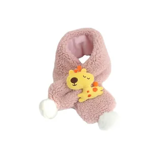 Sciarpa rosa in lana di agnello per bambini con giraffa gialla e pompon bianco