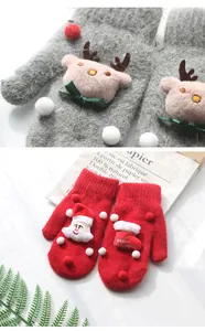 Dettagli di guanti lavorati a maglia a tema natalizio con renne e Babbo Natale