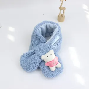 Détail d'une écharpe en peluche pour bébé avec texture douce et décoration d'ours