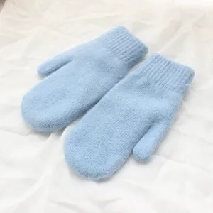 Weiche hellblaue Strickfäustlinge aus Kaninchenhaar für Damen und Kinder im Winter
