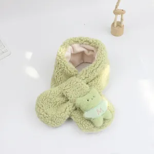Détail de l'écharpe ours en peluche avec doublure polaire et texture laine d'agneau