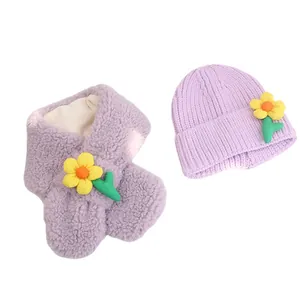 Hellviolettes Set aus Plüschschal und Strickmütze mit gelben Blumen für Mädchen