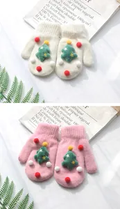 Dettaglio guanti invernali in maglia spessa con albero di Natale 3D e pompon colorati