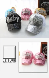 Dettaglio del cappellino bimbi con paillettes, scritte Baby in perle e rete traspirante