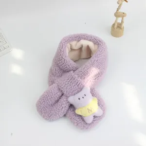 Gros plan sur l'écharpe en peluche violet clair avec ours mignon et fente de maintien