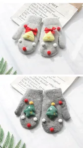 Dettaglio di muffole in maglia peluche con campanelle festive e decorazioni natalizie
