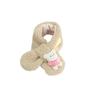 Écharpe en polaire beige pour enfant avec un ours en peluche blanc et la lettre M brodée