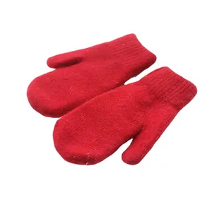 Rote Strickfäustlinge für Damen und Kinder mit gerippten Bündchen und Wollstruktur