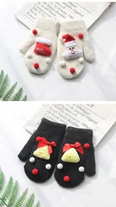 Dettagli di guanti natalizi a maglia con decorazioni 3D di Babbo Natale e campanelli