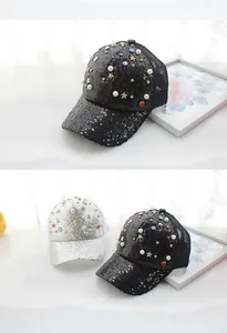 Detailansicht von Pailletten-Baseballkappen mit Perlen, Strasssteinen und Netzdesign