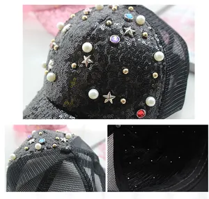 Detailansicht der atmungsaktiven Mesh-Baseballkappe mit Pailletten, Perlen und Strass