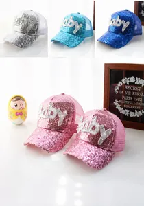Dettaglio di berretti a rete con paillettes per bambini con decorazione di lettere