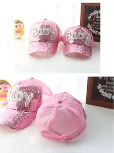 Dettaglio del cappellino rosa con paillettes per bambini e scritta Baby in perline