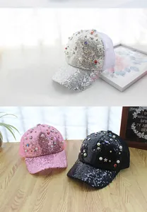 Detailansicht von Pailletten und Perlen auf atmungsaktiven Mesh-Caps in Silber und Rosa