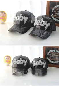 Dettaglio cappellino nero con paillettes per bambina con rete e scritta Baby in perle