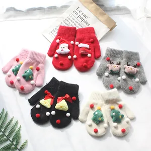 Cinque paia di muffole natalizie per bambini con Babbo Natale e renne in decorazioni 3D