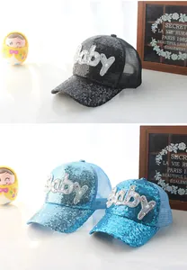 Dettaglio di cappellini con paillettes per bambine con ricamo Baby e retro in rete