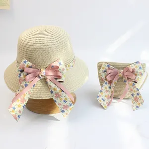 Detailansicht von Kinder Strohhut und passender Tasche mit floraler Schleife