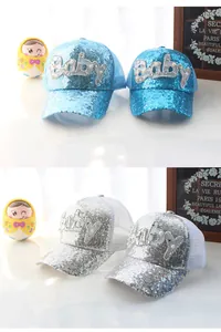 Dettaglio di cappellini da baseball in rete con paillettes e scritte in perle per bimbi