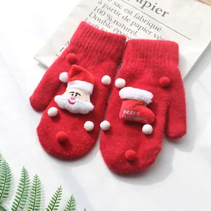 Muffole invernali in maglia rossa con Babbo Natale e decorazioni natalizie in 3D