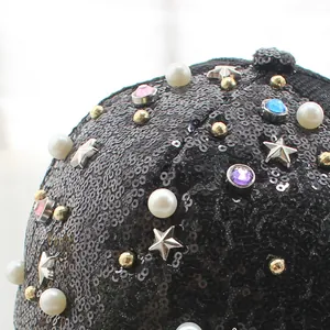 Funkelnde schwarze Pailletten-Basecap für Damen mit Perlen und bunten Strasssternen