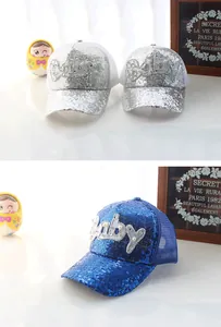 Dettaglio di cappellini da baseball in mesh per bambina con paillettes e scritta Baby