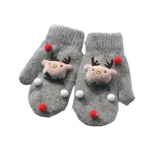 Muffole grigie in maglia per bambini con simpatiche renne natalizie 3D e pompon