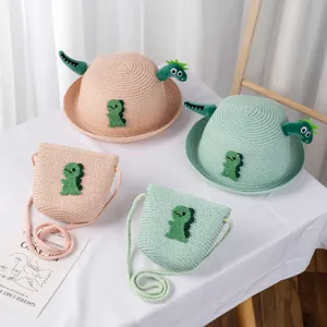 Dettaglio del cappello di paglia per bambini e borsa coordinata con motivo dinosauro 3D