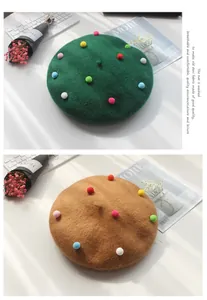 Flache Ansicht von Wollbaskenmützen in Grün und Khaki mit bunten Pompons-Details