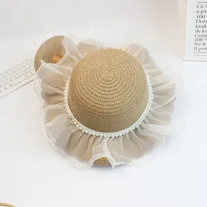 Detailaufnahme vom Strohhut mit weißem Organza-Spitzenrand und Perlenverzierung