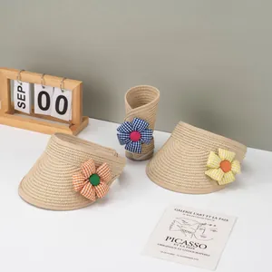 Faltbarer Stroh-Sonnenhut für Kinder mit bunten karierten Stoffblumen im Detail