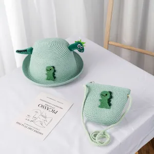 Dettaglio cappello di paglia dinosauro verde menta e borsa abbinata per bambini