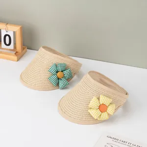 Mädchen Stroh-Sonnenhut mit süßen Stoffblumen für sommerlichen Sonnenschutz im Freien