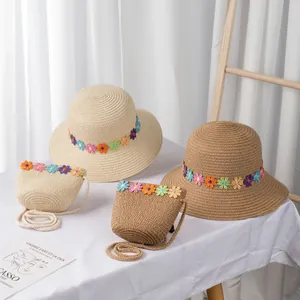 Kinder Strohhut und Taschen Set mit bunten Blumen für sommerlichen Sonnenschutz am Strand