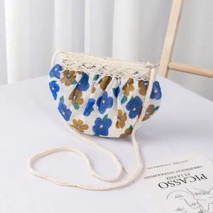 Detalle de bolso floral para niña con encaje delicado y correa de hombro tejida a mano