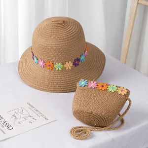 Strohhut für Mädchen und passende Umhängetasche mit bunten Blumenstickereien