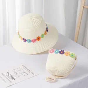 Detail von Strohhut und Mini-Tasche Set mit bunten Blumenstickereien für Mädchen