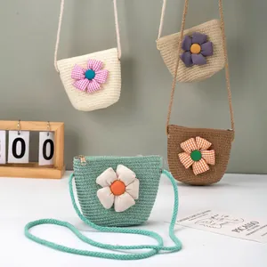 Niedliche Kinder-Stroh-Umhängetasche mit großer Stoffblume in vier Pastellfarben